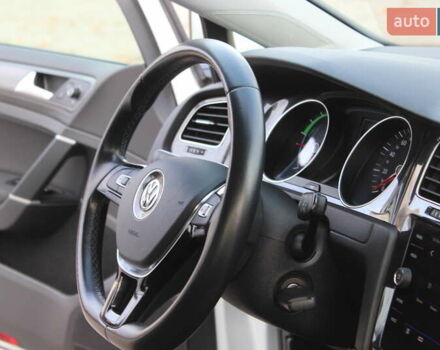 Белый Фольксваген e-Golf, объемом двигателя 0 л и пробегом 69 тыс. км за 13999 $, фото 28 на Automoto.ua