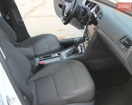 Белый Фольксваген e-Golf, объемом двигателя 0 л и пробегом 69 тыс. км за 13999 $, фото 31 на Automoto.ua