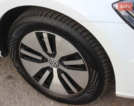 Белый Фольксваген e-Golf, объемом двигателя 0 л и пробегом 69 тыс. км за 13999 $, фото 16 на Automoto.ua