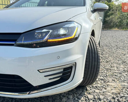 Белый Фольксваген e-Golf, объемом двигателя 0 л и пробегом 73 тыс. км за 17900 $, фото 26 на Automoto.ua