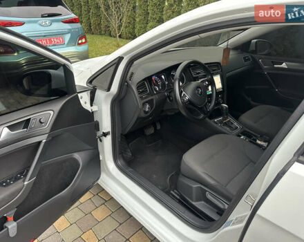 Белый Фольксваген e-Golf, объемом двигателя 0 л и пробегом 70 тыс. км за 13700 $, фото 19 на Automoto.ua