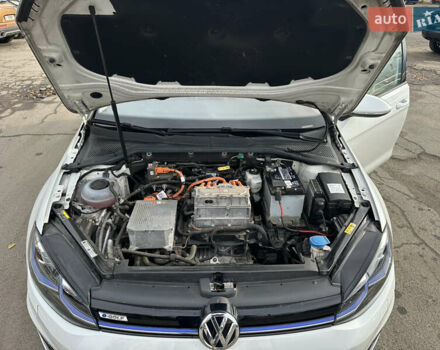 Белый Фольксваген e-Golf, объемом двигателя 0 л и пробегом 98 тыс. км за 16450 $, фото 31 на Automoto.ua