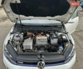 Белый Фольксваген e-Golf, объемом двигателя 0 л и пробегом 98 тыс. км за 16450 $, фото 31 на Automoto.ua