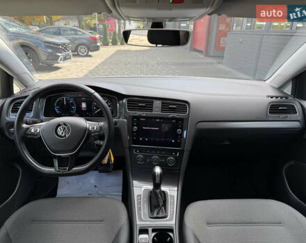Белый Фольксваген e-Golf, объемом двигателя 0 л и пробегом 137 тыс. км за 13800 $, фото 14 на Automoto.ua