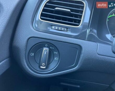 Белый Фольксваген e-Golf, объемом двигателя 0 л и пробегом 124 тыс. км за 13490 $, фото 32 на Automoto.ua