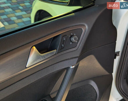 Білий Фольксваген e-Golf, об'ємом двигуна 0 л та пробігом 80 тис. км за 16900 $, фото 31 на Automoto.ua