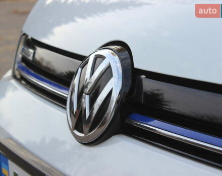 Белый Фольксваген e-Golf, объемом двигателя 0 л и пробегом 69 тыс. км за 13999 $, фото 13 на Automoto.ua