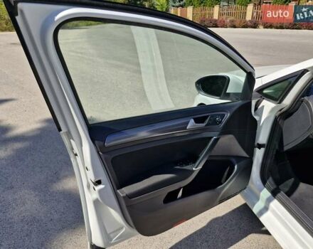 Белый Фольксваген e-Golf, объемом двигателя 0 л и пробегом 70 тыс. км за 14500 $, фото 20 на Automoto.ua