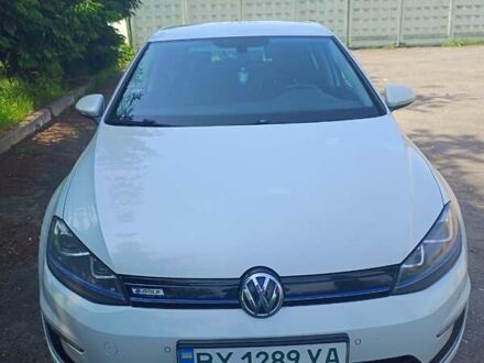 Фольксваген e-Golf 2014 в Хмельницком на Automoto.ua Белый Фольксваген e-Golf, объемом двигателя 0 л и пробегом 97 тыс. км за 11200 $, фото 1 на Automoto.ua