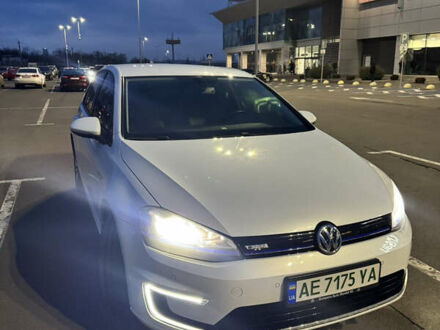 Белый Фольксваген e-Golf, объемом двигателя 0 л и пробегом 121 тыс. км за 9000 $, фото 1 на Automoto.ua