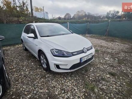 Белый Фольксваген e-Golf, объемом двигателя 0 л и пробегом 99 тыс. км за 7950 $, фото 1 на Automoto.ua