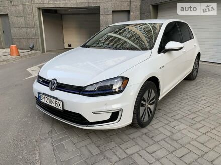 Фольксваген e-Golf 2015 в Киеве на Automoto.ua Белый Фольксваген e-Golf, объемом двигателя 0 л и пробегом 52 тыс. км за 14900 $, фото 1 на Automoto.ua