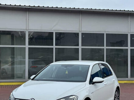 Фольксваген e-Golf 2017 у Рівному на Automoto.ua Білий Фольксваген e-Golf, об'ємом двигуна 0 л та пробігом 140 тис. км за 12500 $, фото 1 на Automoto.ua