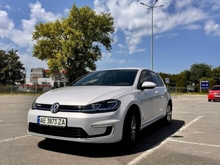 Белый Фольксваген e-Golf, объемом двигателя 0 л и пробегом 107 тыс. км за 12500 $, фото 1 на Automoto.ua