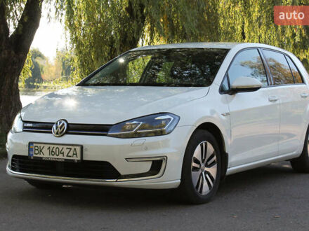 Фольксваген e-Golf 2017 в Ровно на Automoto.ua Белый Фольксваген e-Golf, объемом двигателя 0 л и пробегом 127 тыс. км за 13100 $, фото 1 на Automoto.ua