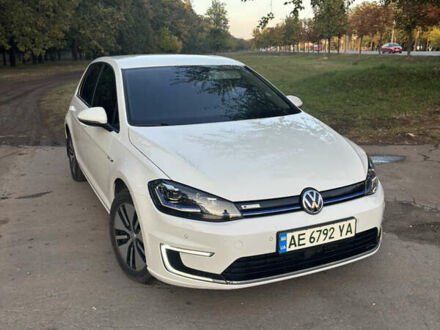 Фольксваген e-Golf 2017 в Кривом Роге на Automoto.ua Белый Фольксваген e-Golf, объемом двигателя 0 л и пробегом 169 тыс. км за 12900 $, фото 1 на Automoto.ua