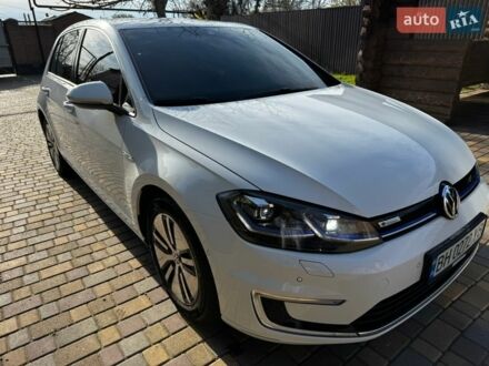 Белый Фольксваген e-Golf, объемом двигателя 0 л и пробегом 111 тыс. км за 16500 $, фото 1 на Automoto.ua
