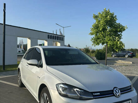 Белый Фольксваген e-Golf, объемом двигателя 0 л и пробегом 156 тыс. км за 12300 $, фото 1 на Automoto.ua