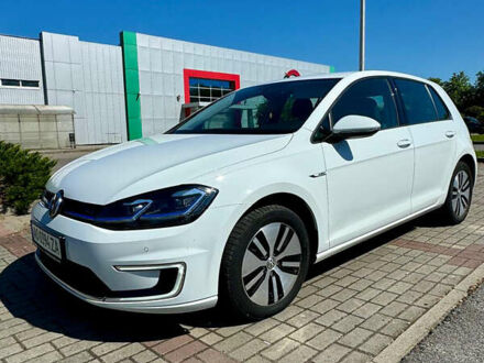 Белый Фольксваген e-Golf, объемом двигателя 0 л и пробегом 137 тыс. км за 17256 $, фото 1 на Automoto.ua