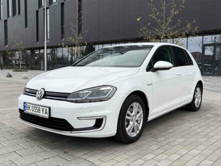 Белый Фольксваген e-Golf, объемом двигателя 0 л и пробегом 50 тыс. км за 17400 $, фото 1 на Automoto.ua