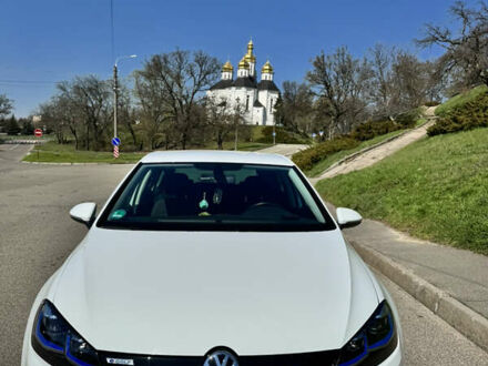 Фольксваген e-Golf 2020 в Чернигове на Automoto.ua Белый Фольксваген e-Golf, объемом двигателя 0 л и пробегом 62 тыс. км за 14000 $, фото 1 на Automoto.ua