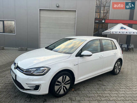 Белый Фольксваген e-Golf, объемом двигателя 0 л и пробегом 40 тыс. км за 18249 $, фото 1 на Automoto.ua