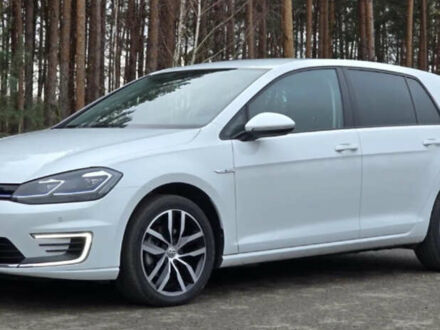 Фольксваген e-Golf 2020 у Чернівцях на Automoto.ua Білий Фольксваген e-Golf, об'ємом двигуна 0 л та пробігом 129 тис. км за 13750 $, фото 1 на Automoto.ua
