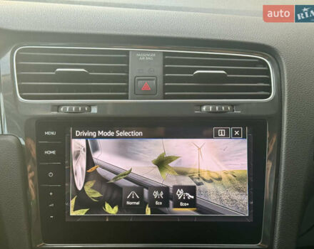 Бежевый Фольксваген e-Golf, объемом двигателя 0 л и пробегом 54 тыс. км за 14300 $, фото 48 на Automoto.ua