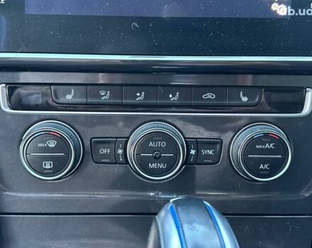 Черный Фольксваген e-Golf, объемом двигателя 0 л и пробегом 65 тыс. км за 14890 $, фото 7 на Automoto.ua