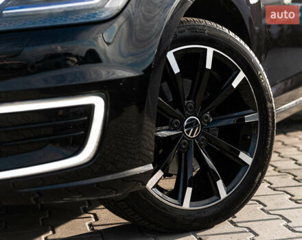 Черный Фольксваген e-Golf, объемом двигателя 0 л и пробегом 93 тыс. км за 15500 $, фото 1 на Automoto.ua