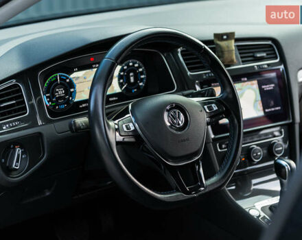 Черный Фольксваген e-Golf, объемом двигателя 0 л и пробегом 93 тыс. км за 15500 $, фото 19 на Automoto.ua
