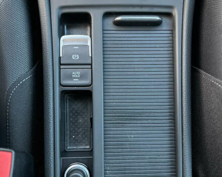 Красный Фольксваген e-Golf, объемом двигателя 0 л и пробегом 183 тыс. км за 11300 $, фото 20 на Automoto.ua