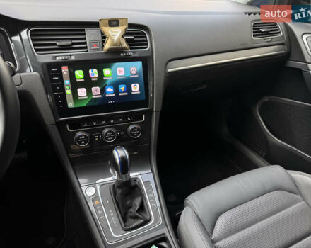 Красный Фольксваген e-Golf, объемом двигателя 0 л и пробегом 70 тыс. км за 18500 $, фото 11 на Automoto.ua