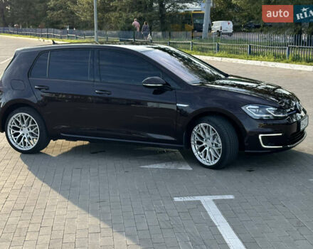 Красный Фольксваген e-Golf, объемом двигателя 0 л и пробегом 70 тыс. км за 18500 $, фото 2 на Automoto.ua