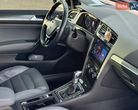 Красный Фольксваген e-Golf, объемом двигателя 0 л и пробегом 70 тыс. км за 18500 $, фото 8 на Automoto.ua