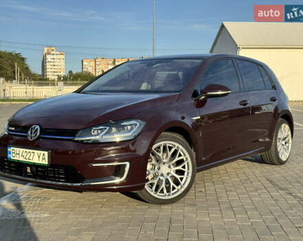 Красный Фольксваген e-Golf, объемом двигателя 0 л и пробегом 70 тыс. км за 18500 $, фото 4 на Automoto.ua