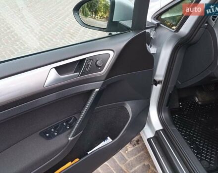 Серый Фольксваген e-Golf, объемом двигателя 0 л и пробегом 140 тыс. км за 11000 $, фото 13 на Automoto.ua