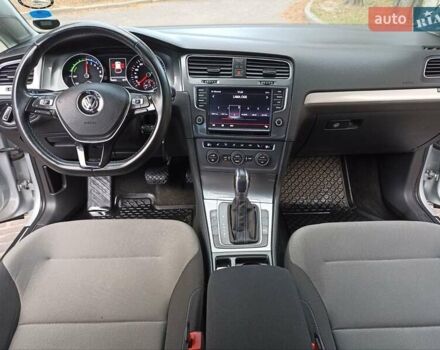 Серый Фольксваген e-Golf, объемом двигателя 0 л и пробегом 140 тыс. км за 11000 $, фото 8 на Automoto.ua