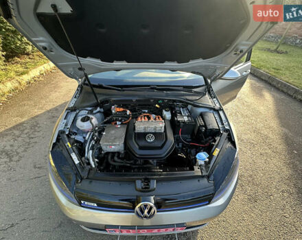 Серый Фольксваген e-Golf, объемом двигателя 0 л и пробегом 60 тыс. км за 9463 $, фото 21 на Automoto.ua
