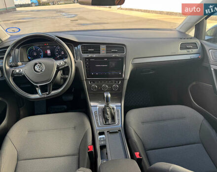 Серый Фольксваген e-Golf, объемом двигателя 0 л и пробегом 120 тыс. км за 12000 $, фото 10 на Automoto.ua