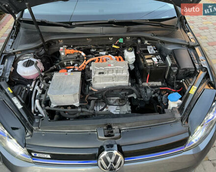 Серый Фольксваген e-Golf, объемом двигателя 0 л и пробегом 149 тыс. км за 12999 $, фото 81 на Automoto.ua