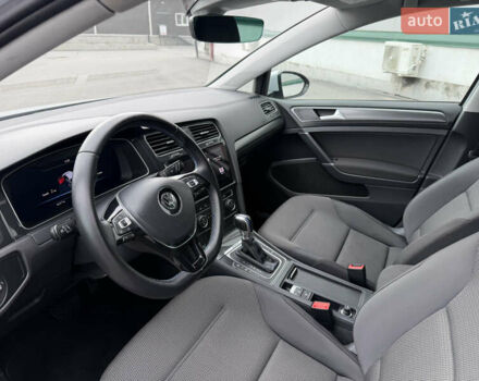 Серый Фольксваген e-Golf, объемом двигателя 0 л и пробегом 98 тыс. км за 12300 $, фото 12 на Automoto.ua