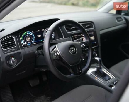 Серый Фольксваген e-Golf, объемом двигателя 0 л и пробегом 28 тыс. км за 12900 $, фото 10 на Automoto.ua