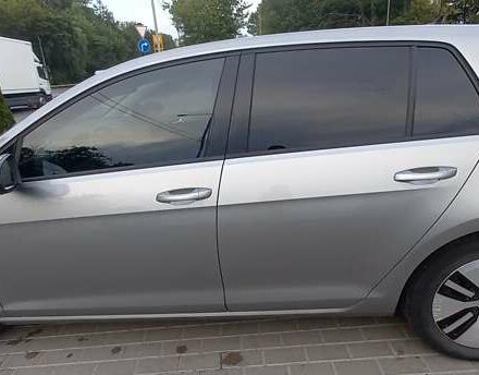 Серый Фольксваген e-Golf, объемом двигателя 0 л и пробегом 118 тыс. км за 13900 $, фото 6 на Automoto.ua