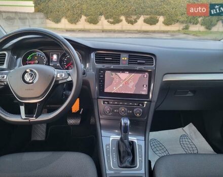 Серый Фольксваген e-Golf, объемом двигателя 0 л и пробегом 51 тыс. км за 13600 $, фото 12 на Automoto.ua