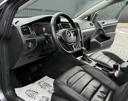 Серый Фольксваген e-Golf, объемом двигателя 0 л и пробегом 100 тыс. км за 13900 $, фото 19 на Automoto.ua