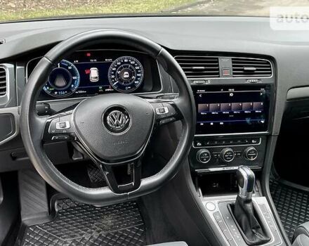 Серый Фольксваген e-Golf, объемом двигателя 0 л и пробегом 70 тыс. км за 23900 $, фото 9 на Automoto.ua