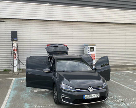 Серый Фольксваген e-Golf, объемом двигателя 0 л и пробегом 60 тыс. км за 16500 $, фото 8 на Automoto.ua
