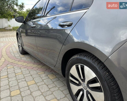 Серый Фольксваген e-Golf, объемом двигателя 0 л и пробегом 75 тыс. км за 12650 $, фото 20 на Automoto.ua