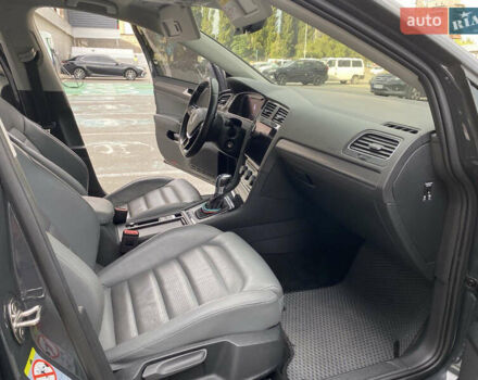 Серый Фольксваген e-Golf, объемом двигателя 0 л и пробегом 60 тыс. км за 16500 $, фото 10 на Automoto.ua